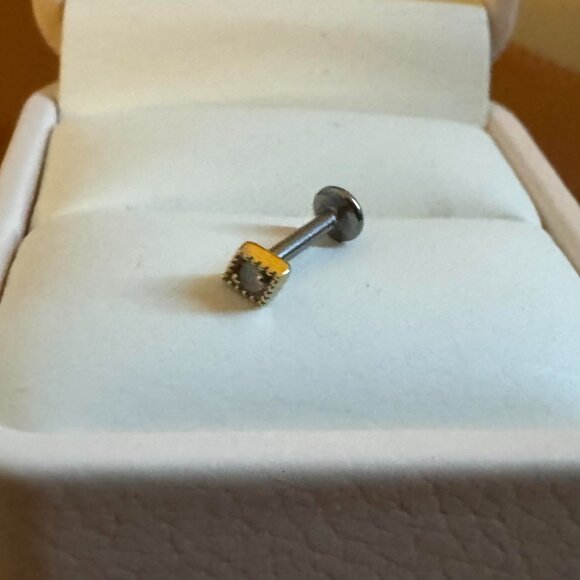 Labret earring J&Co - brand new - moonstone, gold plated and surgical steel - Picture 4 of 5